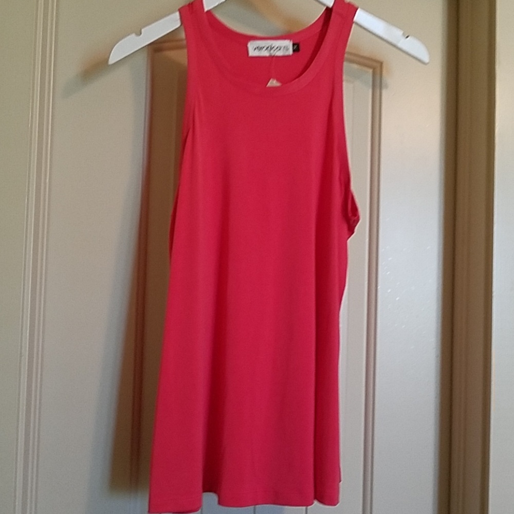 Gorgeous soft tank in the color coral